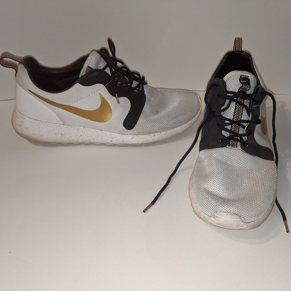 Nike Roshe Run Gold Trophy